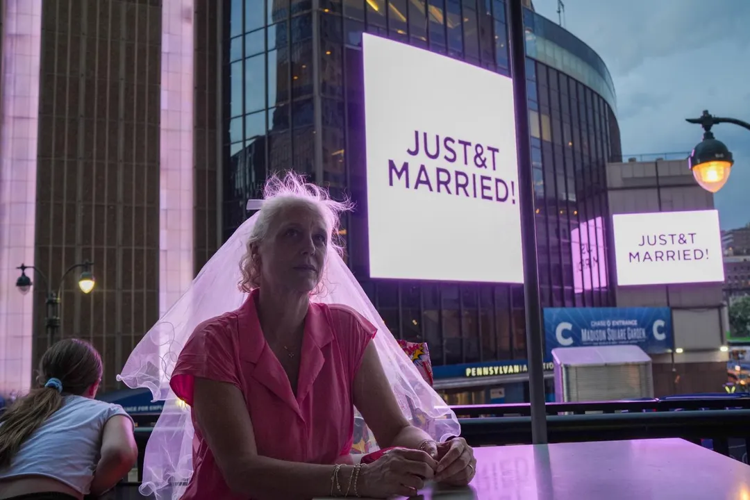 曼哈頓麥迪遜花園廣場（Madison Square Garden）體育館外的大型電子看板打出「JUST&T MARRIED」（T&T新婚快樂）字樣。（圖／美聯社）