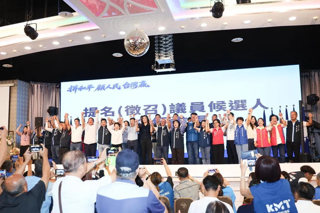 鄭麗文和盧秀燕等人一起備戰年底選戰。（圖/台中市府提供）
