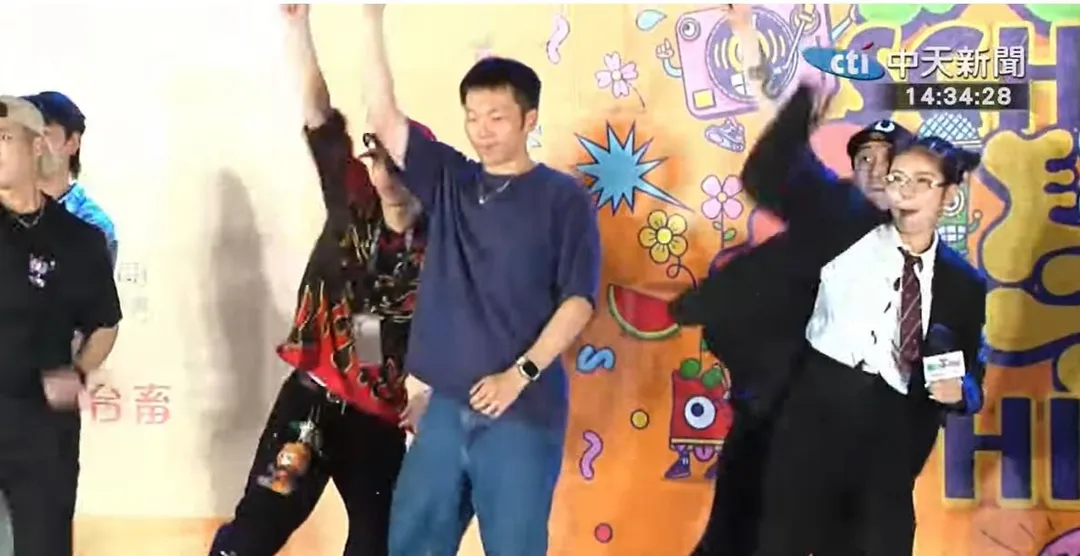 李洋在出席街舞活動時也小跳了一段流行樂天王麥可傑克森（Michael Jackson）的經典歌曲《Beat It》舞蹈一小段。（圖／中天新聞）