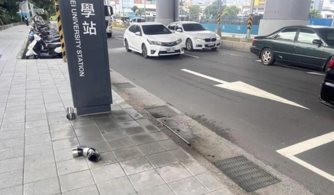 捷運三鶯線天降巨型排水管砸中機車。（圖／翻攝畫面）