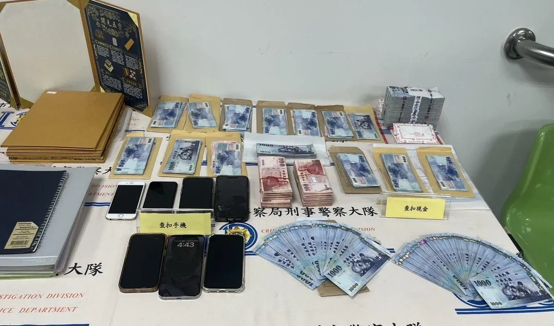 警方查扣大批證物與贓款。（圖／翻攝畫面）
