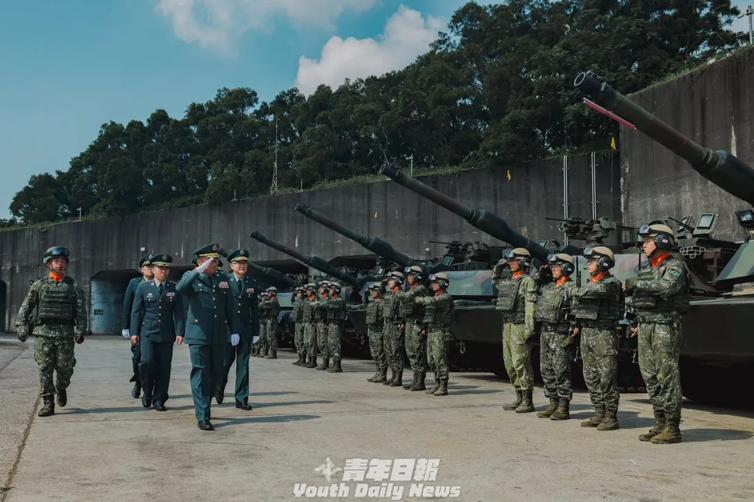 高廣智校閱第269旅M1A2T戰車連，背景可見到戰車掩體。(圖/截自青年日報臉書)