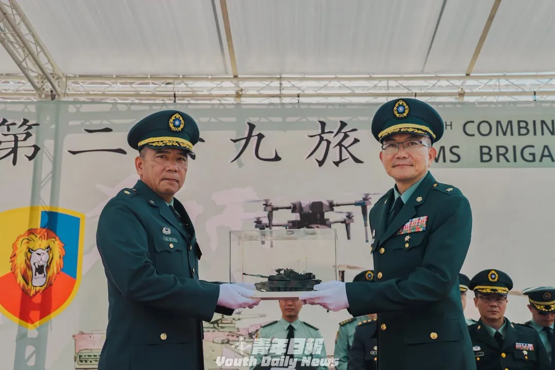 第6軍團參謀長高廣智(圖左)、第269旅長董帥谷少將。(圖/截自青年日報臉書)
