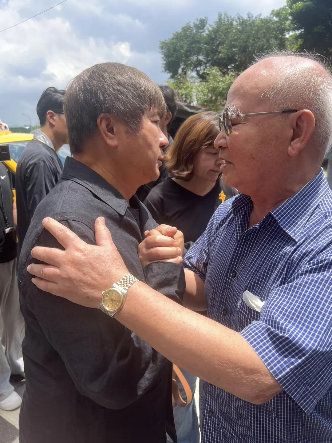 胡瓜擁抱傅子純的父親。（圖／民視提供）