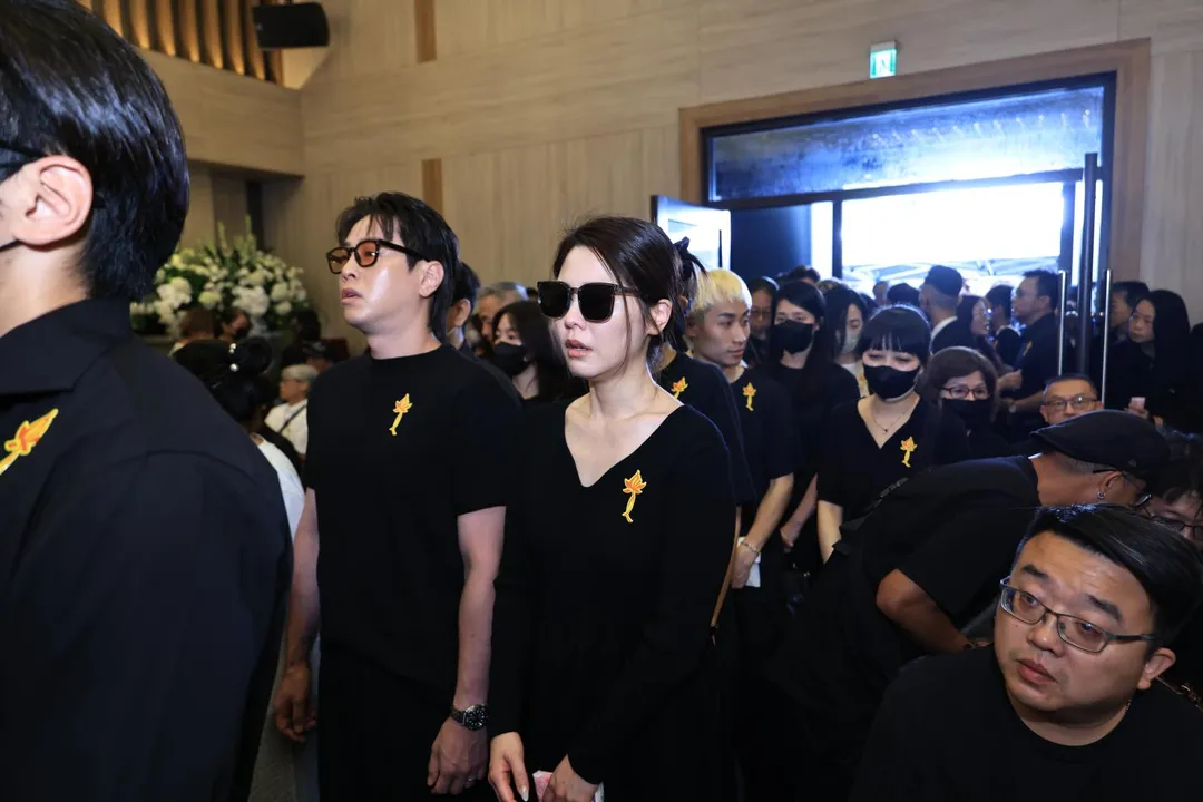 吳東諺與白家綺出席傅子純的告別式。（圖／民視提供）