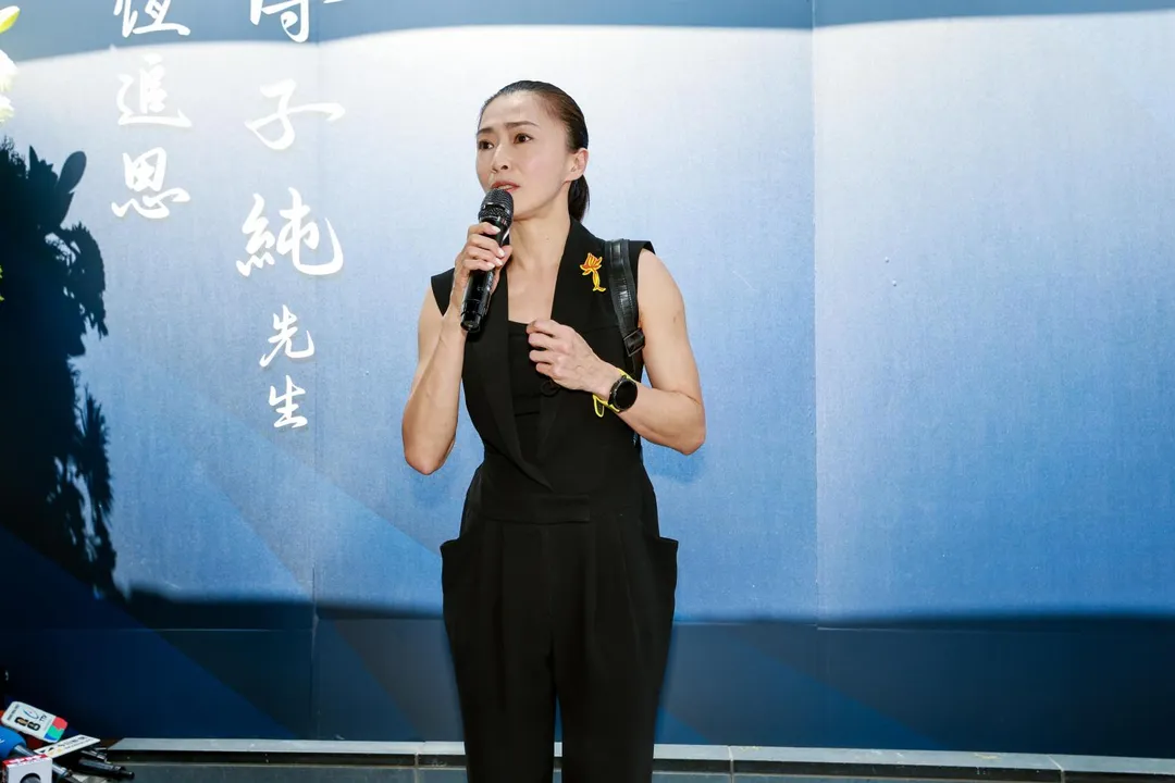 侯怡君出席傅子純的告別式。（圖／民視提供）