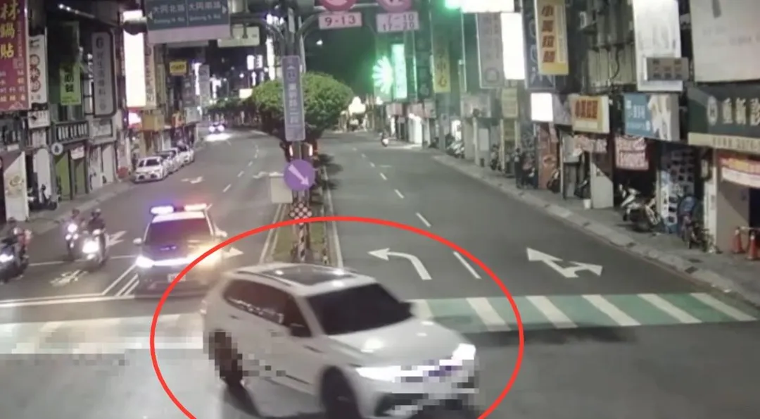 男子拒絕警方攔檢逃逸。(圖/翻攝畫面)