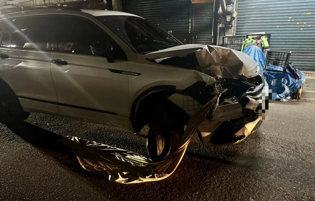 駕駛自撞攤販車頭全毀棄車逃逸。(圖/翻攝畫面)