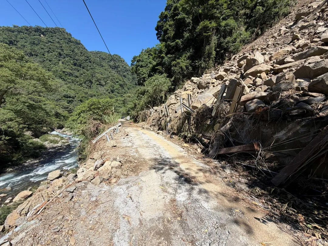 雪山坑產業道路發生大規模邊坡崩塌。（圖／台中市政府提供）