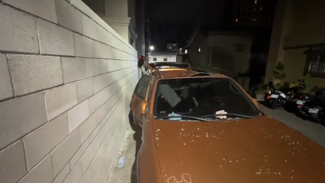 台中一名男子跟女友吵架後墜樓，把一輛車的車頂撞凹了。（圖／中天新聞）