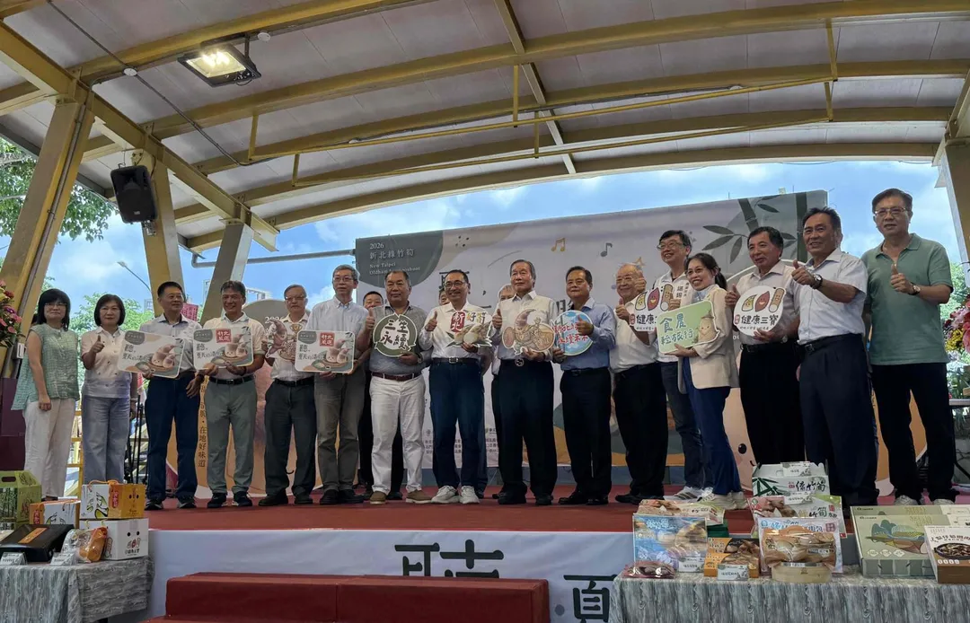 新北市長侯友宜今（4）日出席「115年新北健康三寶-綠竹筍頒獎典禮暨展售會」頒贈賀匾與獎座，肯定獲獎筍農精益求精的栽培技術，為新北農產再創耀眼佳績。（圖／新北市政府農業局提供）