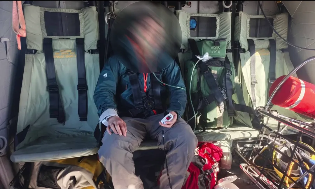 黑鷹直升機飛往南湖大山，順利吊掛高山症男送醫。（圖／中天新聞）