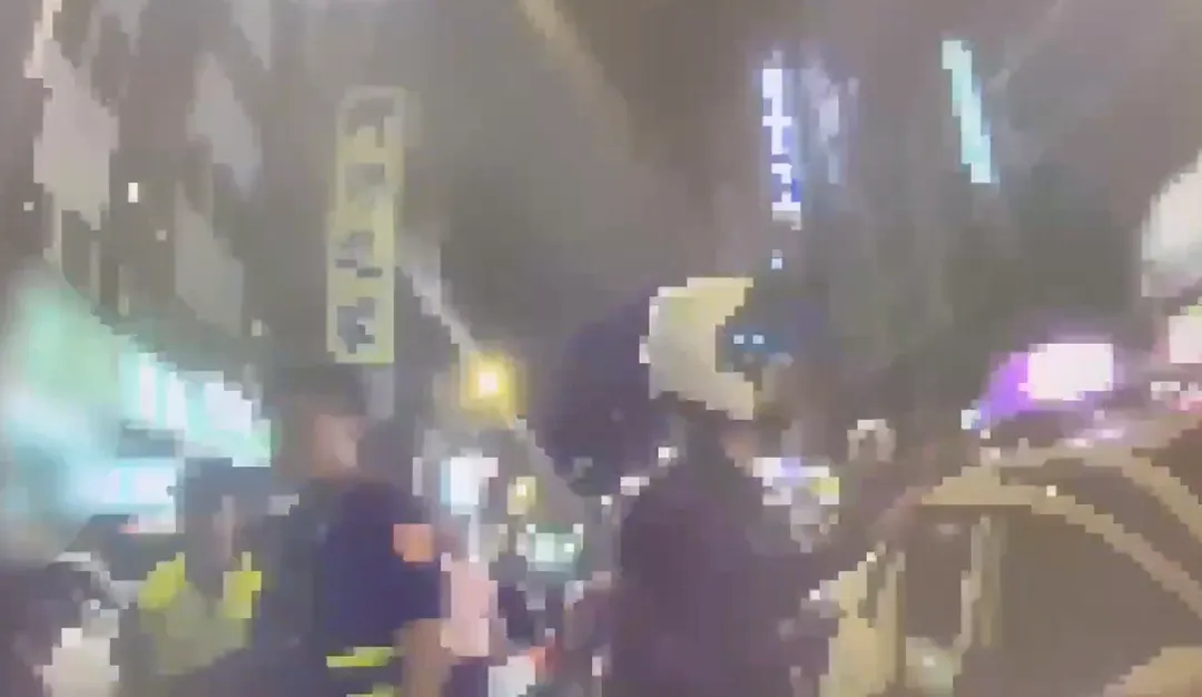 4男搶搭計程車大打出手。（圖／翻攝畫面）
