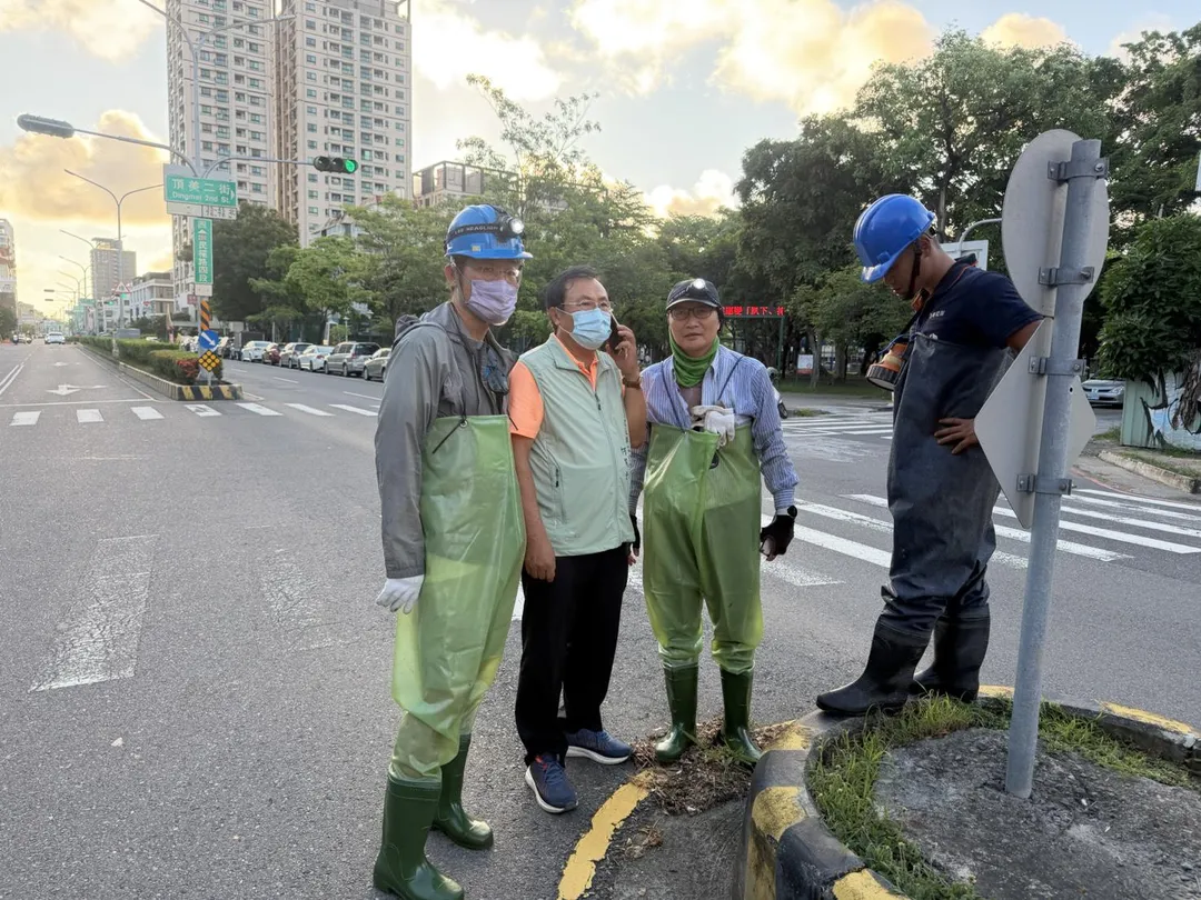台南市府近日針對易淹水地區下水道進行巡檢，盼在颱風巴威恐帶來影響前排除障礙。（圖／台南市政府提供）