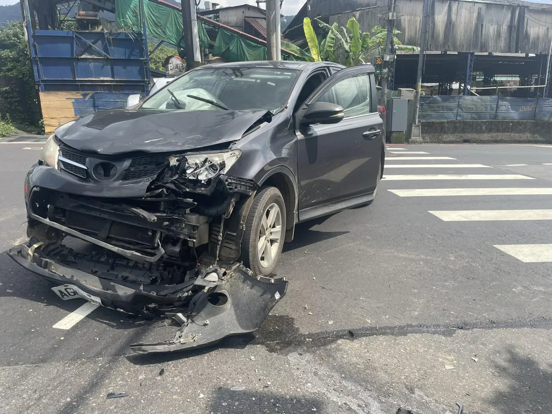 黃牌重機與休旅車發生死亡車禍,車體嚴重毀損。(圖/警方提供)
