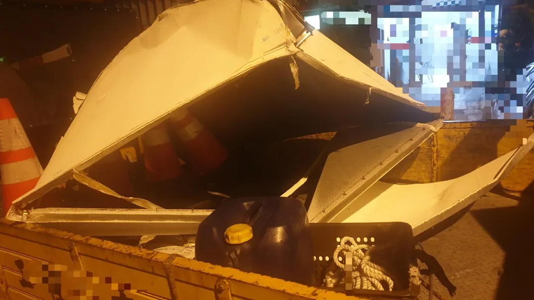 國1下營段有鐵製品掉落，導致2輛聯結車撞上。（圖／警方提供，下同）