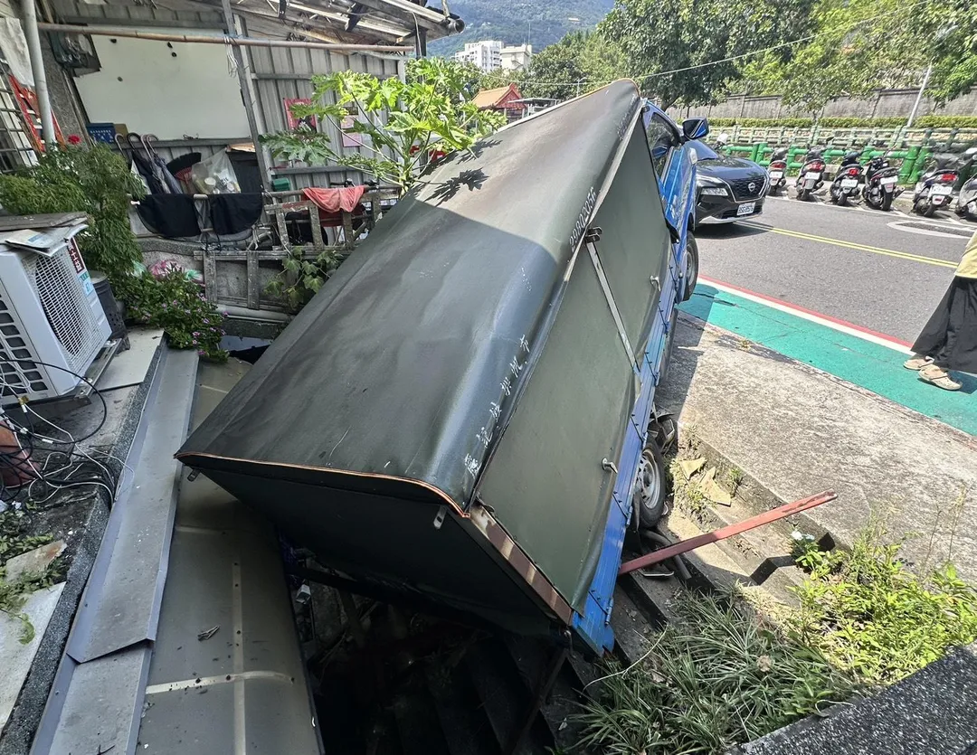北投小貨車追撞前車，駕駛忘拉手煞車致車輛倒插路旁。（圖／警方提供）