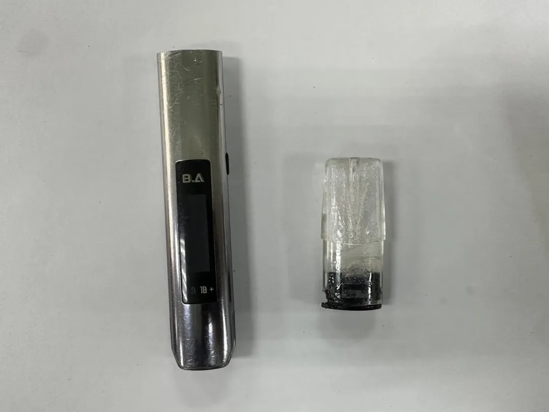 警方於車內查獲毒品依托咪酯煙彈，潘嫌快篩呈陽性。（圖／警方提供）
