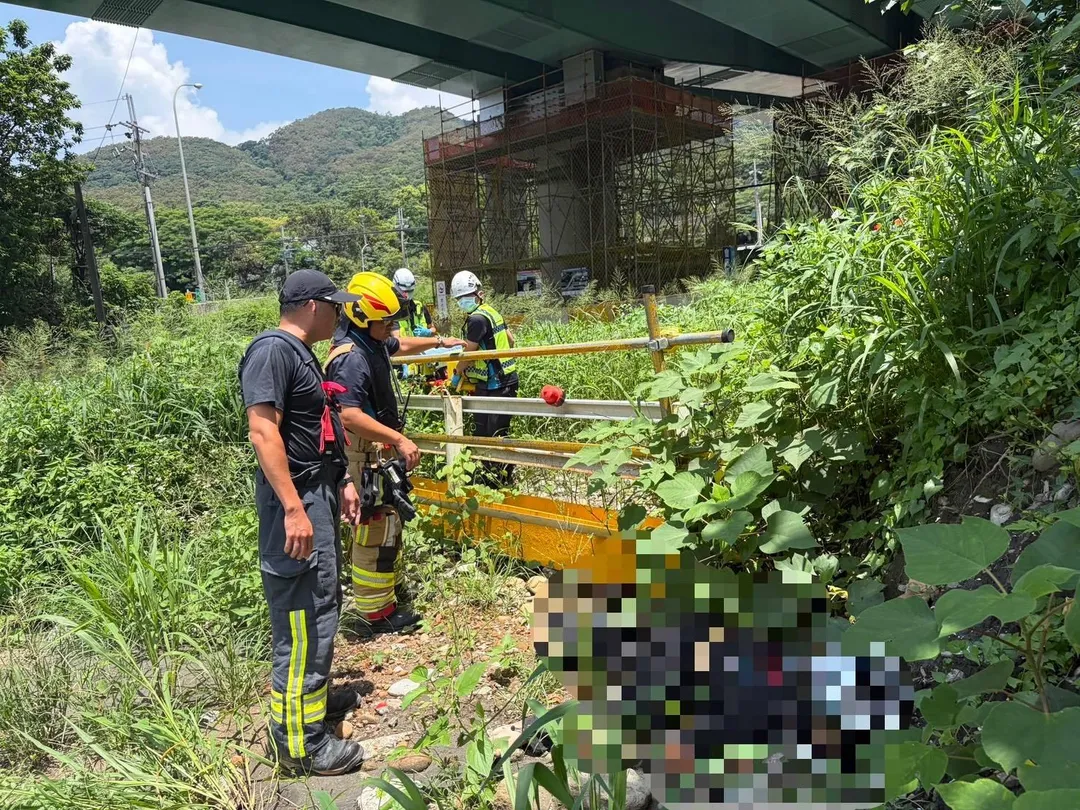 消防人員接獲報案後立即趕抵現場展開救援,發現騎士四肢嚴重變形且已無生命跡象,緊急送醫搶救,最終仍宣告不治身亡。(圖/中天新聞)