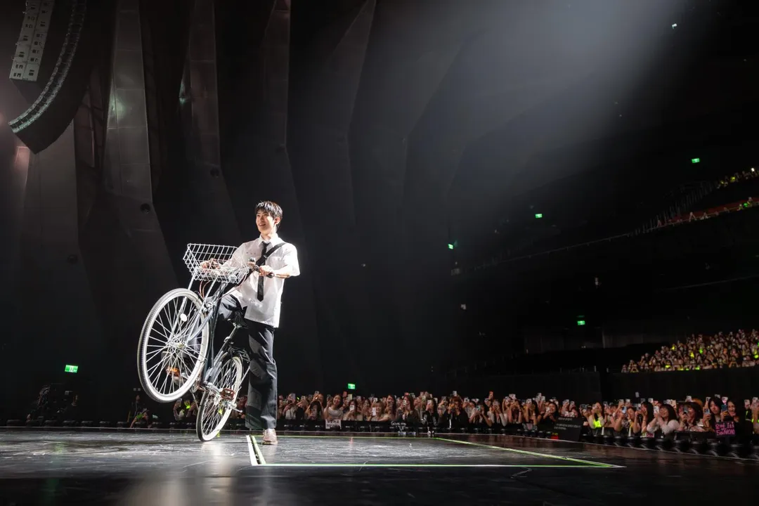 NCT 在玹穿上高中制服在舞台上騎腳踏車,本人也直呼「新鮮」。(圖/iMe TW提供)