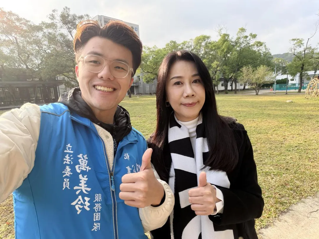 萬美玲(右)兒子佀廣洋(左)捲霸凌風波。(圖/翻攝佀廣洋臉書)
