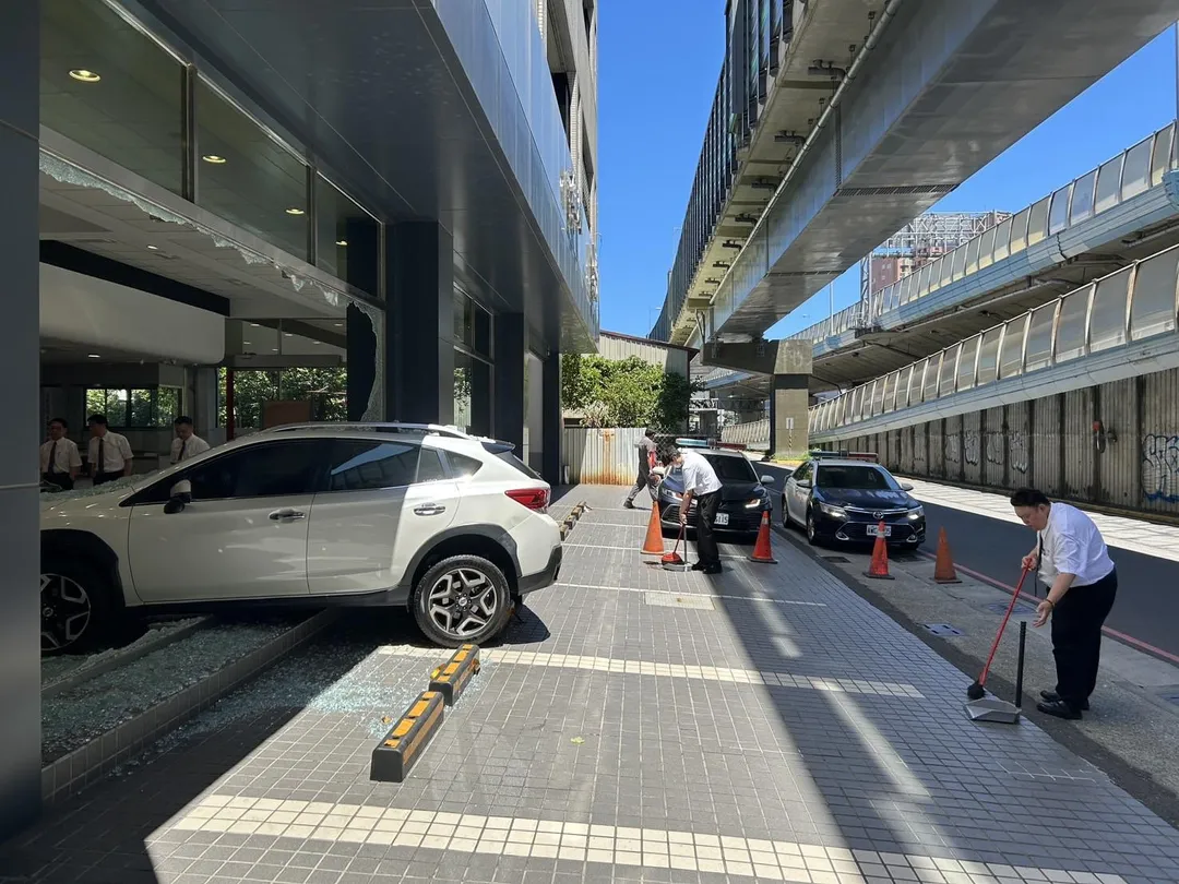高雄市左營區6日上午發生一起驚險車禍。(圖/翻攝畫面)