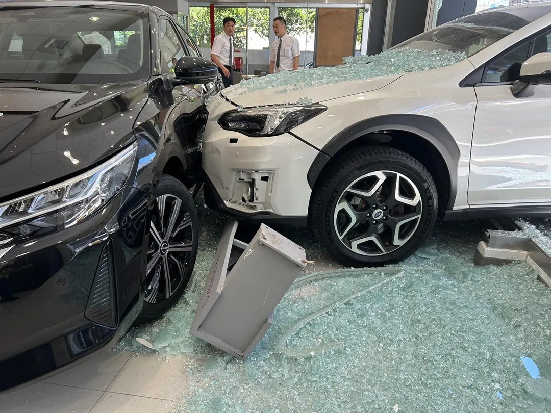 高雄市左營區6日上午發生一起驚險車禍。(圖/翻攝畫面)