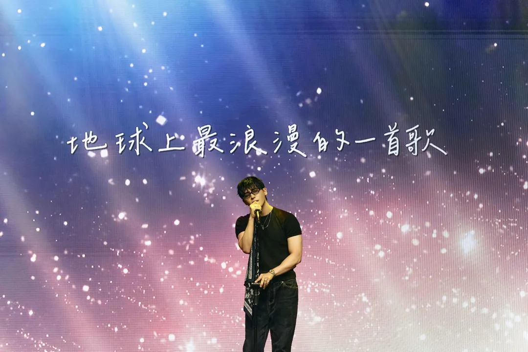 崔鐘顯獻唱中文歌〈地球上最浪漫的一首歌〉。（圖／FU Entertainment Ｘ VERMOR 提供）
