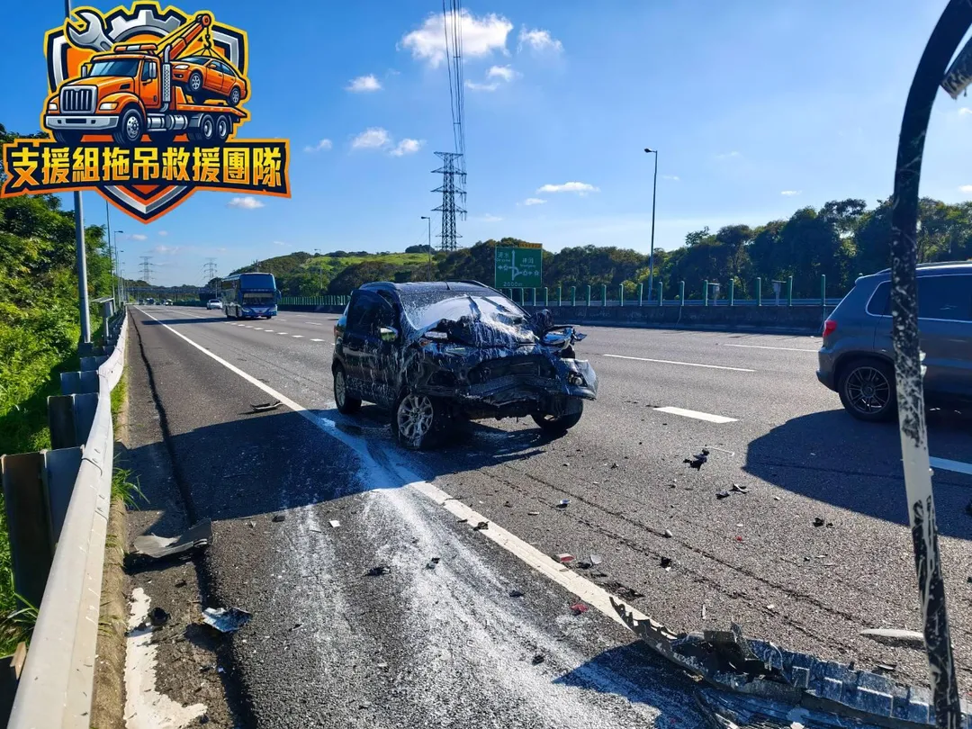 追撞廂型車的轎車,車頭整個全毀。(圖/支援組拖吊救援團隊提供)