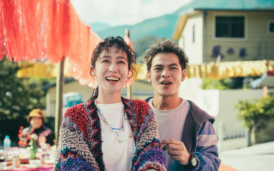 蘇達（右）首度自編、自導、自演的恐怖喜劇電影《怎麼可能我家的祖先是你家的鬼》。（圖／華映娛樂 提供）