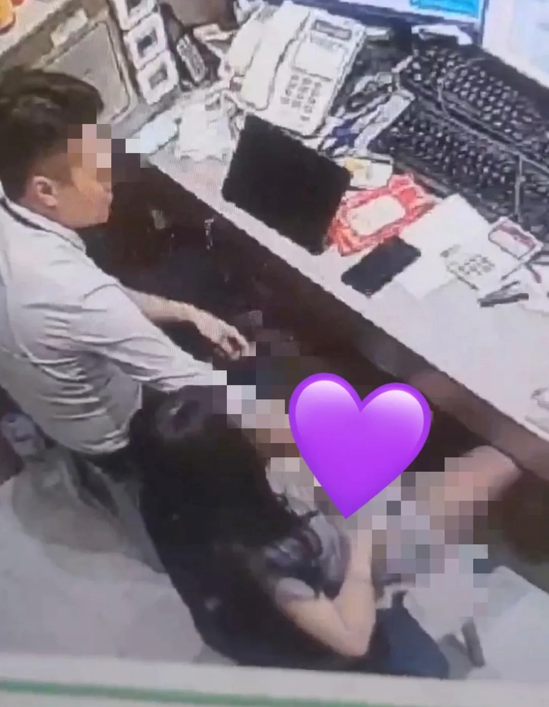 男保全直接把手伸進秘書女友的裙子裡。（圖／記者爆料網）