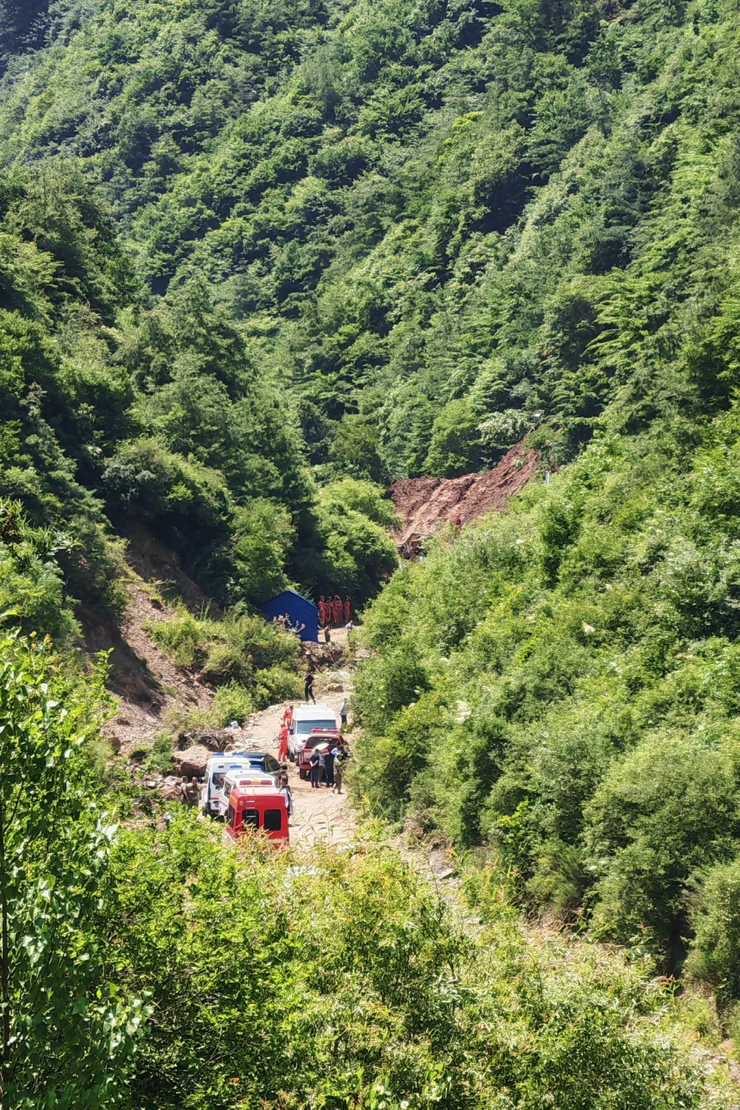 33名清林工人遭土石掩埋。（圖／新華社）