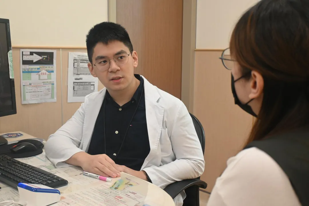 安南醫院神經內科蕭哲輝醫師指出，忘東忘西未必是失智，及早接受專業評估，才能釐清是正常老化、情緒因素造成的假性失智，或真正的失智症。（圖／安南醫院）