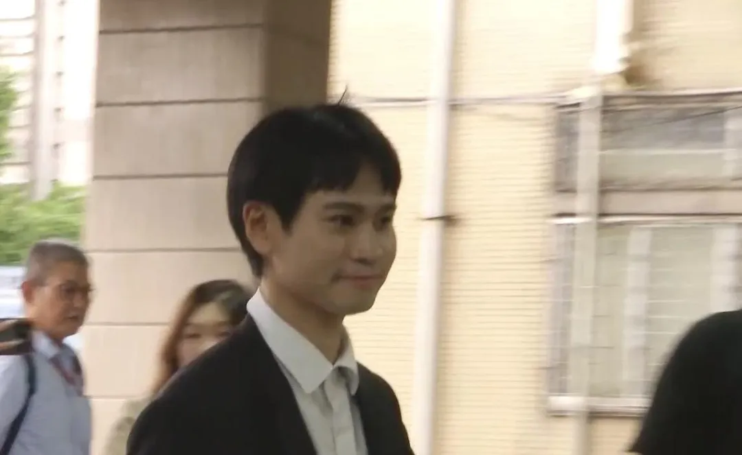 Andy抵達新北地院。(圖/中天新聞)