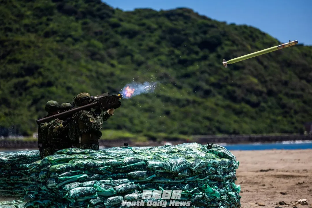 國軍新接收的肩射式刺針飛彈首度在屏東實彈射擊。（圖／翻攝「青年日報」臉書粉專）