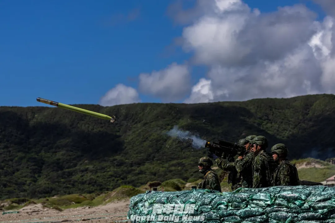 國軍新接收的肩射式刺針飛彈首度在屏東實彈射擊。（圖／翻攝「青年日報」臉書粉專）