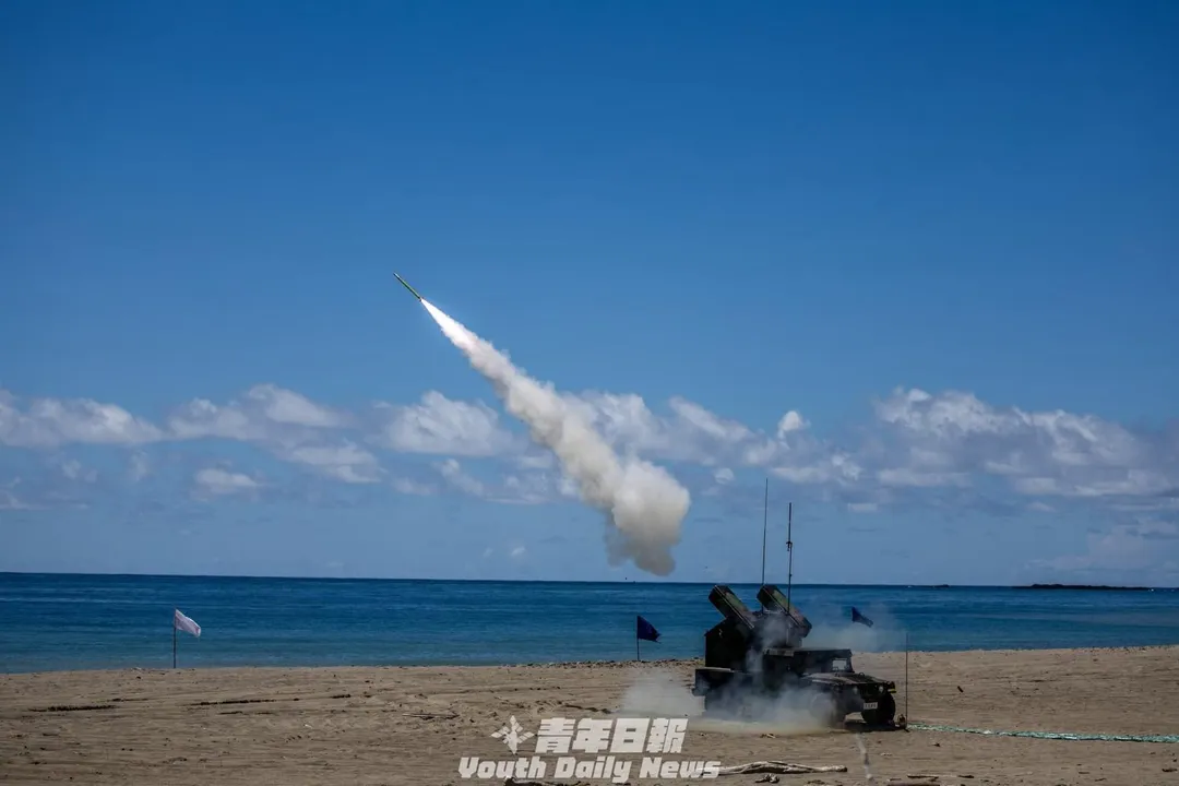 陸軍的復仇者飛彈車由左側4聯裝發射器發射1枚刺針飛彈。(圖/截自青年日報臉書)