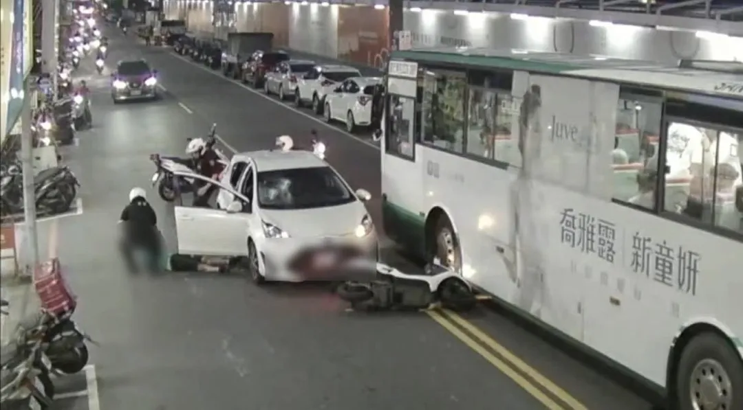 警方將嫌犯拖下車壓制逮捕。（圖／翻攝畫面）