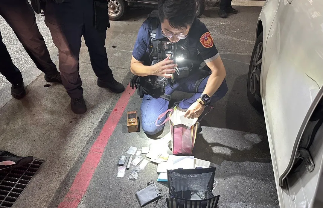 警方在車上搜出毒品等證物。（圖／翻攝畫面）