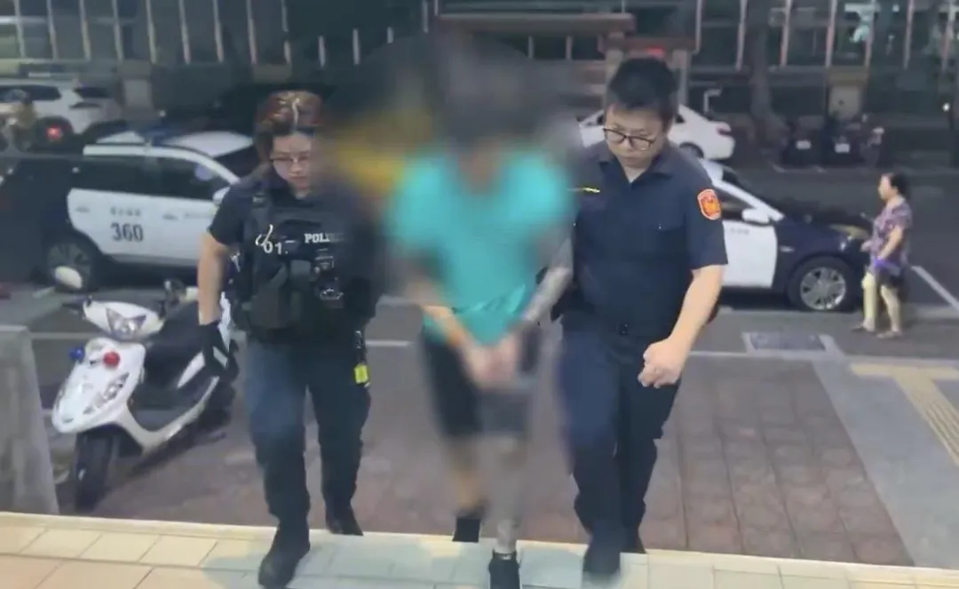 嫌犯遭逮捕帶回偵訊。（圖／翻攝畫面）