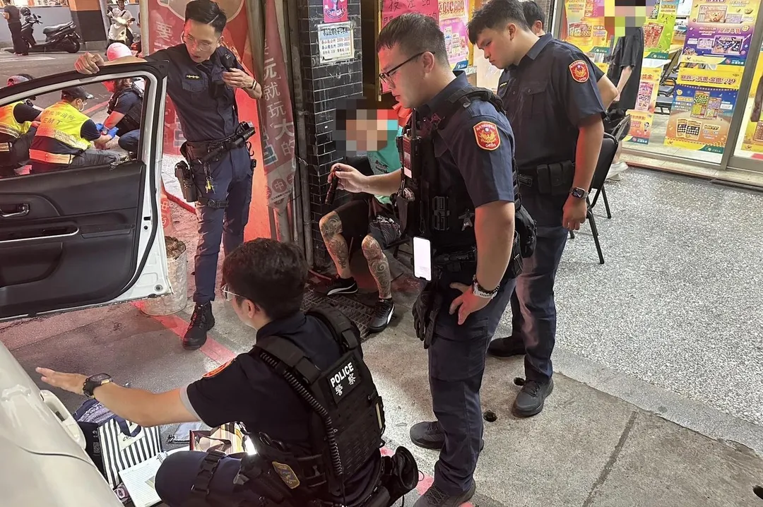 警方逮捕嫌犯搜索車輛。（圖／翻攝畫面）