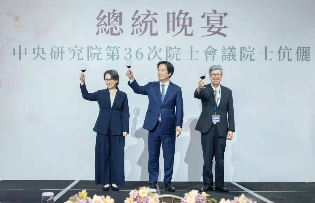 賴清德、蕭美琴、陳建仁一起向院士舉杯祝酒。(圖/總統府提供)