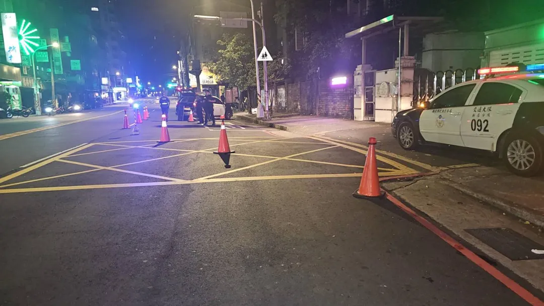 新北市新店區7日深夜發生嚴重車禍,1名男子重創送醫搶救。(圖/警方提供)