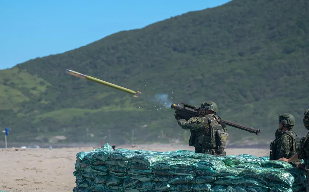 陸軍官兵實彈發射肩射式刺針飛彈。(圖/國防部)