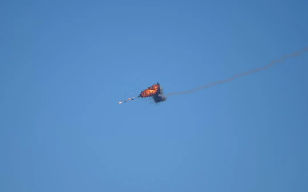 肩射式刺針防空飛彈命中靶機。(圖/國防部)