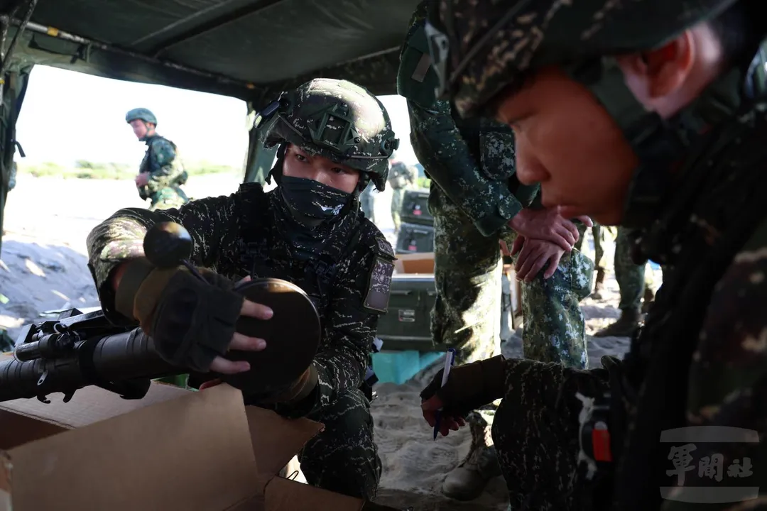 海軍陸戰隊員在發射前檢查肩射式刺針飛彈。(圖/軍聞社)