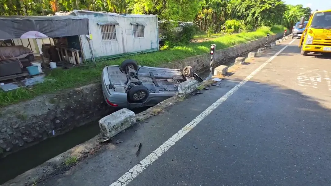 車禍發生瞬間驚悚畫面,強大撞擊力導致車輛噴飛墜溝。(圖/中天新聞)