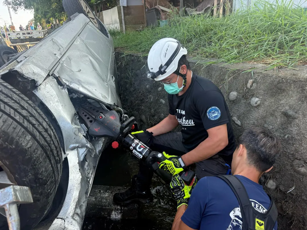 警消破壞車體搶救。(圖/中天新聞)