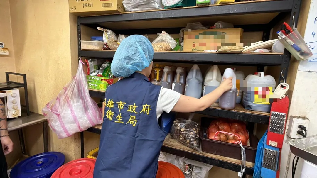 稽查人員於餐飲業稽查，保障消費者食用安全。（架上產品非問題油品）（圖／高雄市衛生局）
