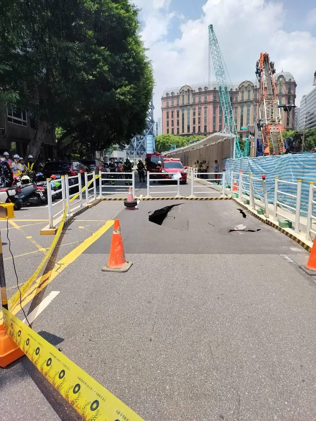 台北市松山區敦化北路巷弄驚傳路面大範圍塌陷，現場拉起封鎖線並預防性部署水線。（圖／市議員秦慧珠研究室提供）